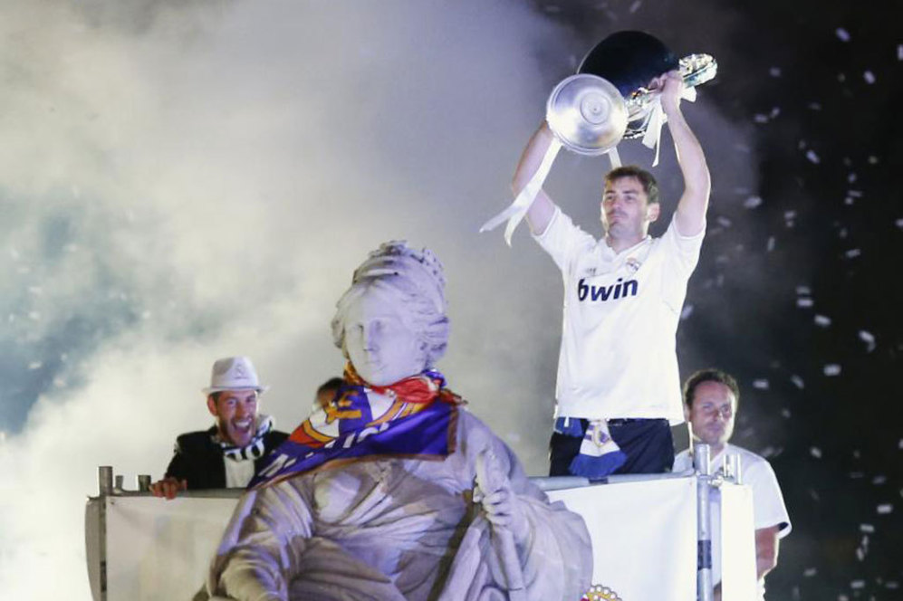 El capitn blanco, Iker Casillas, levanta la Copa ante una Cibeles...