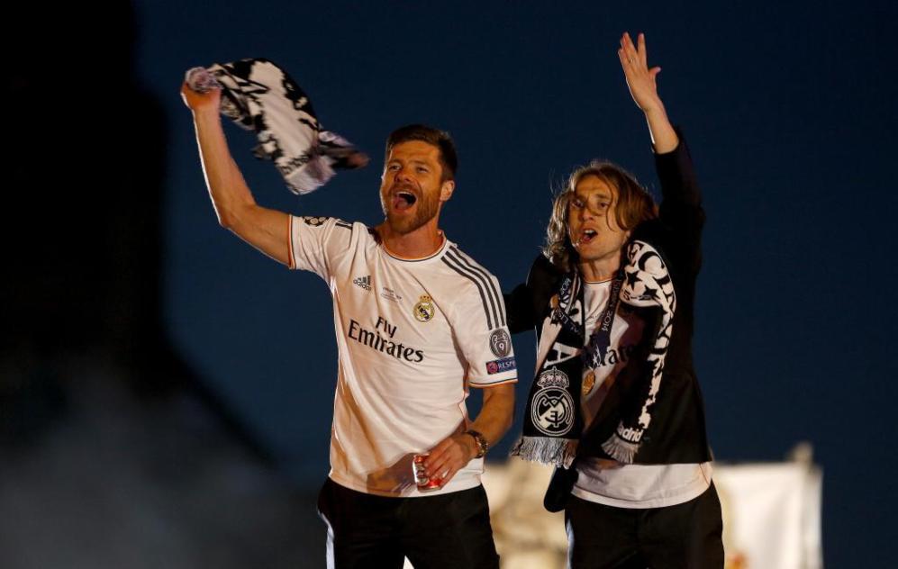 Xavi Alonso y Luca Modric celebran en la madrilea Cibeles la...