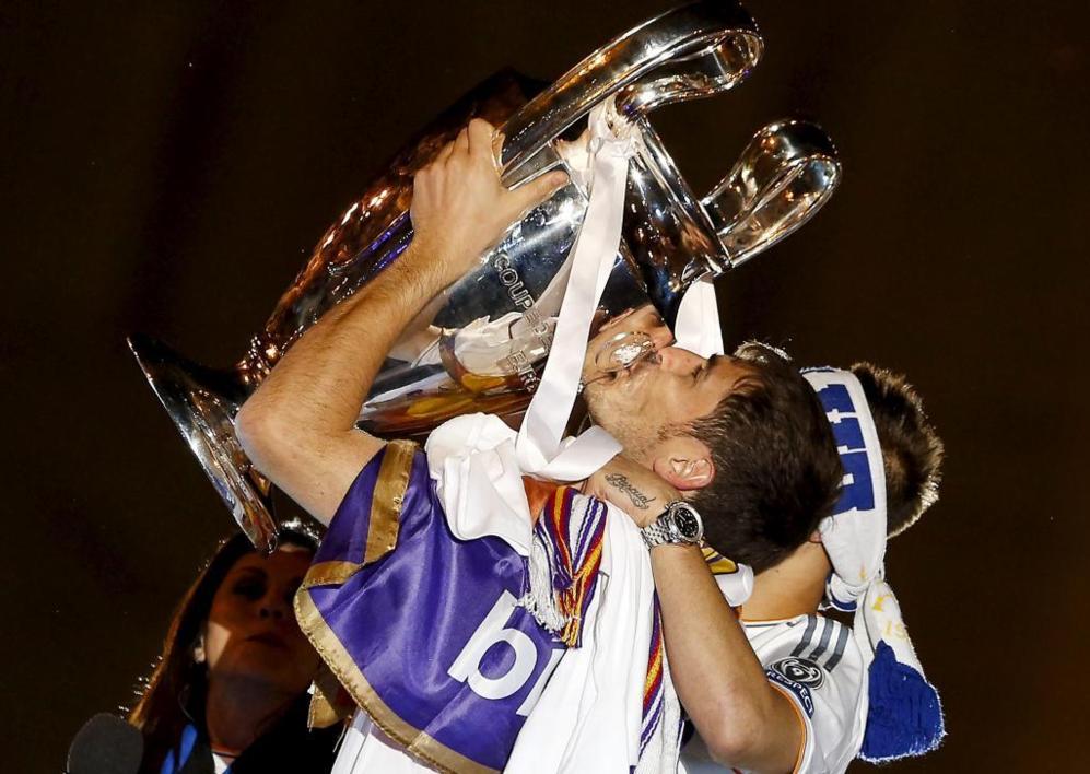 El guardameta y capitn Iker Casillas besa la copa recin ganada en...