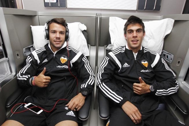 Los jugadores del Valencia CF lucen las equipaciones de Adidas en su...