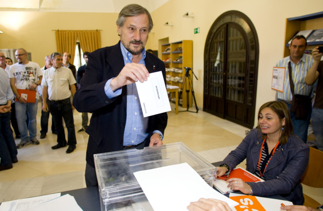 Willy Meyer vota en un colegio electoral de Sanlcar de Barrameda...