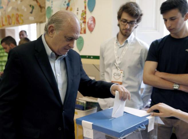 El ministro de Interior, Jorge Fernndez Daz, votando esta maana