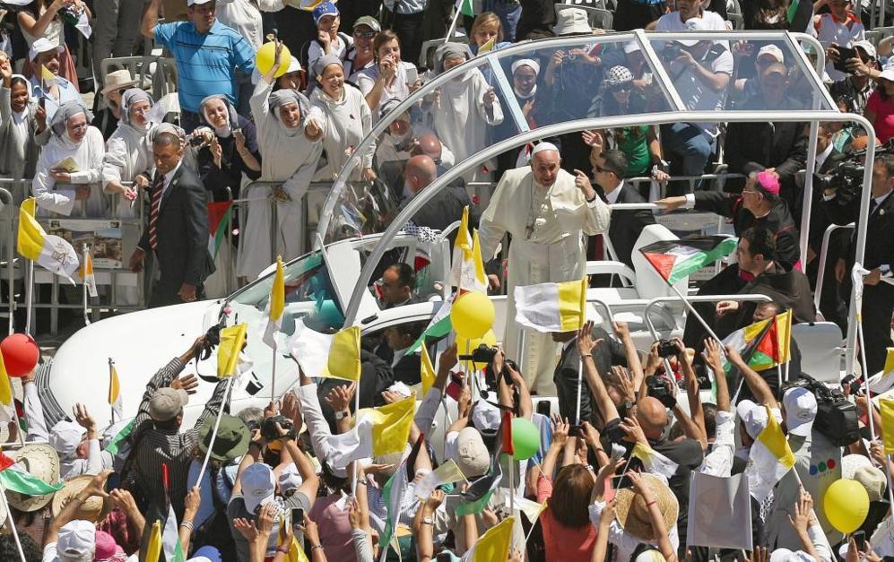 El Papa saluda desde su vehculo a cientos de personas.