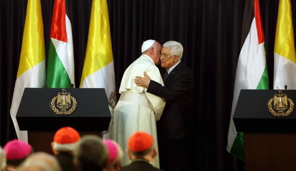 Abrazo entre el Papa Francisco y Abu Mazen.