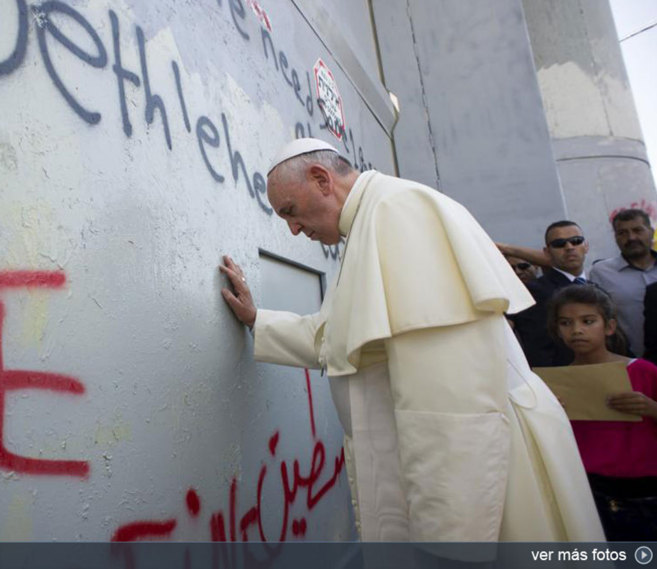 El Papa reza en el Muro de seguridad en Cisjordania.