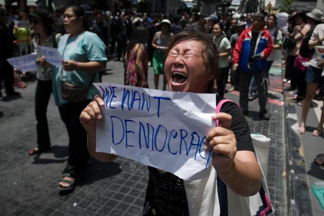 Una ciudadana tailandesa exige democracia en las calles de Bangkok...