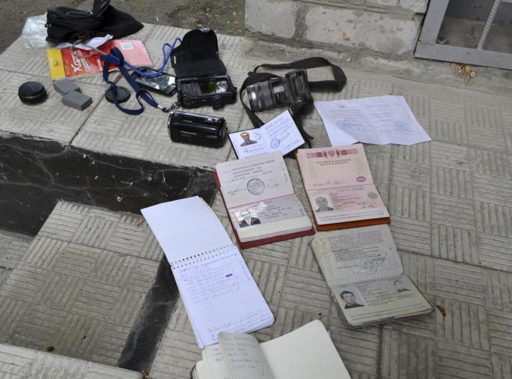Los pasaportes de un fotgrafo italiano muerto en Slaviansk, junto a...