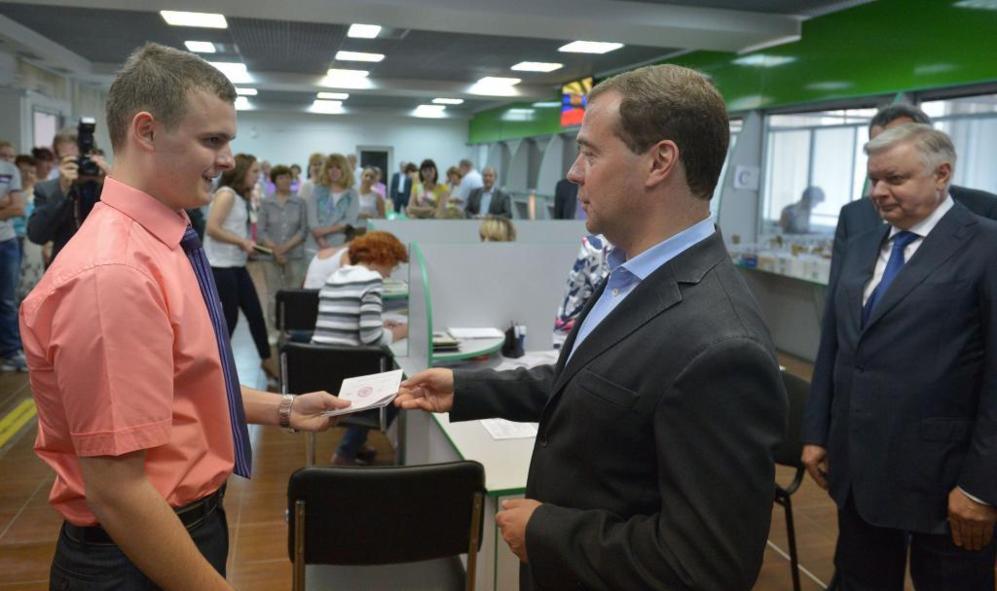 El primer ministro Dmitri Medvedev entrega un pasaporte ruso a un...