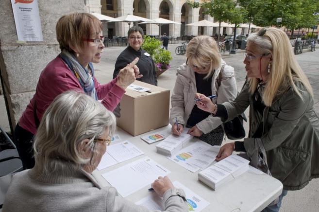 Varias votantes en una mesa de Girona del Multireferndum.