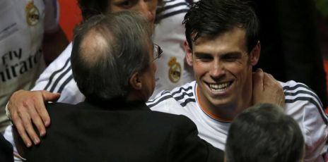 Florentino Prez felicita a Gareth Bale en el palco de Da Luz.