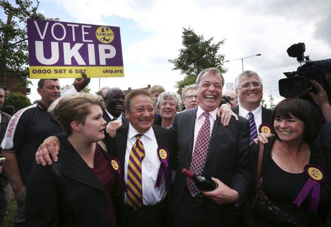 El líder del Ukip, Nigel Farage, rodeado de sus seguidores en South...