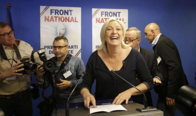 Marine Le Pen sonre tras conocer los resultados en los cuarteles...