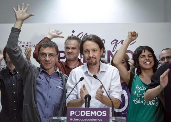 Pablo Iglesias saludando a sus simpatizantes.