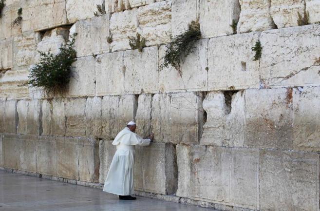 Francisco en el Muro de las Lamentaciones de Jerusaln.