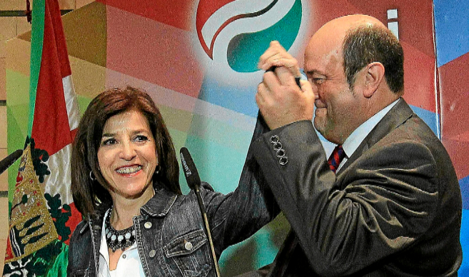 Andoni Ortuzar celebra con Izaskun Bilbao el resultado del PNV.