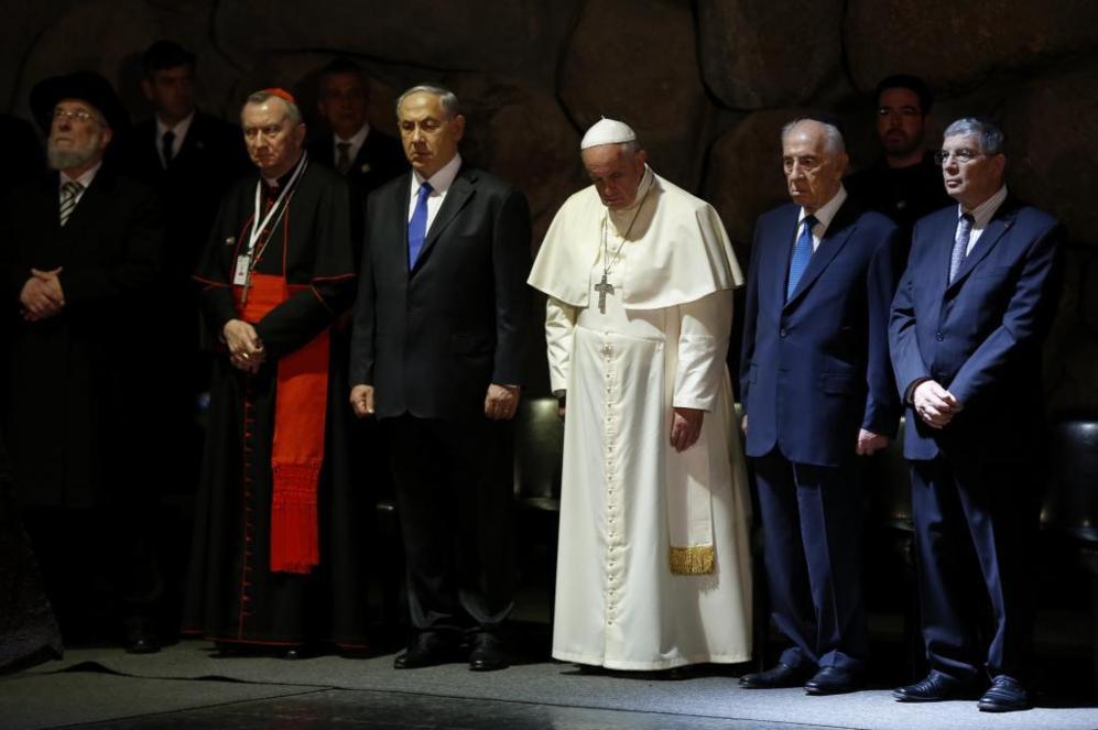 El Papa en el Museo del Holocausto, junto a Simon Peres y Benjamin...