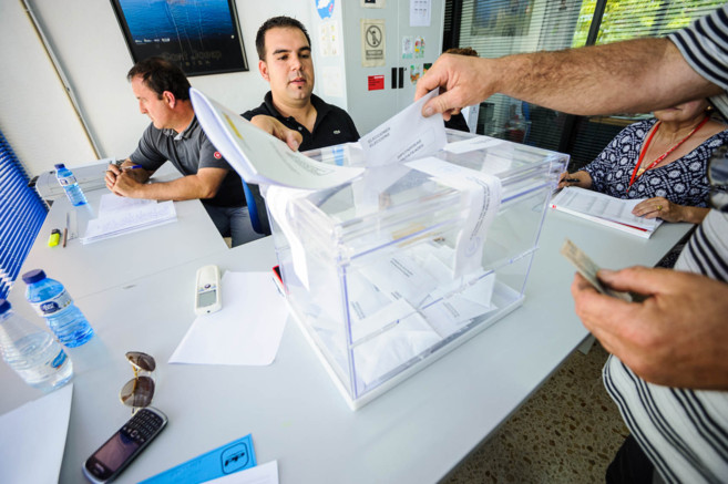Un ciudadano de Ibiza introduciendo su voto en la urna.