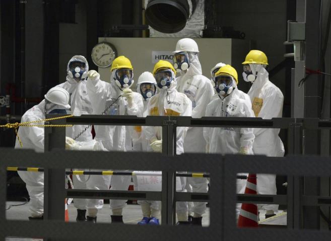 Un grupo de operarios en la planta nuclear de Fukushima.