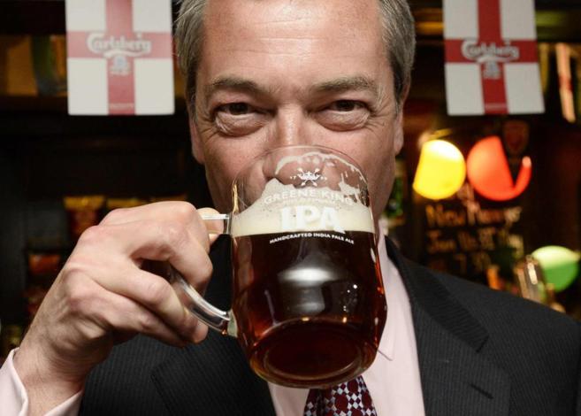 El lder del Ukip, Nigel Farage, bebe sonriente una pinta de cerveza.