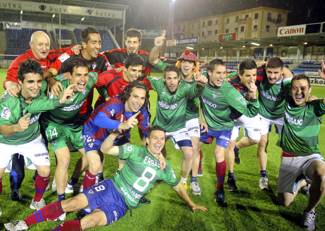 Los jugadores del Eibar celebran el ascenso sobre el csped de...