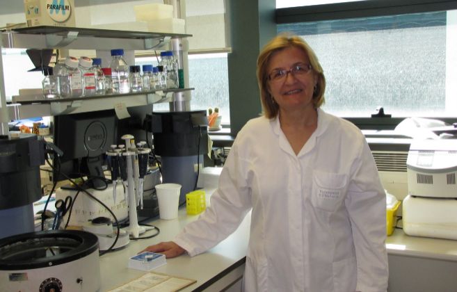 Rosa Noguera posa con bata blanca en un laboratorio