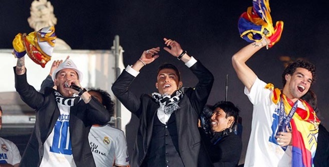 Sergio Ramos, Cristiano Ronaldo y Pepe celebrando la copa de Europa en...
