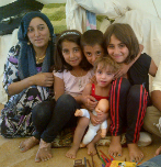 Fatema, cuarta por la izquierda, con su familia en el campo de...