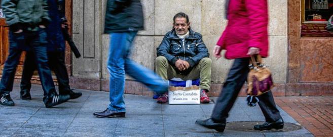Un hombre pide en las calles de Bilbao