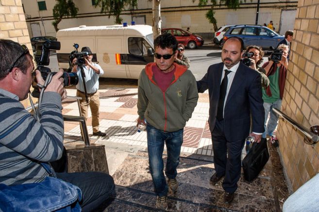 El apicultor a su llegada a los juzgados de Ibiza acusado de provocar...