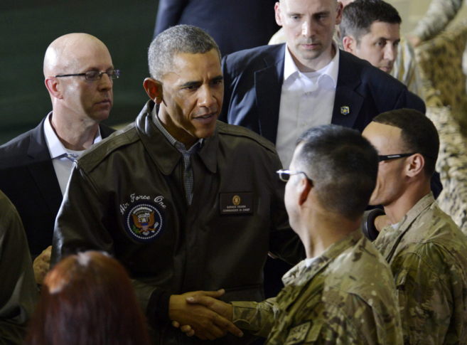 Barack Obama saluda a un soldado en la base aérea de Bagram...