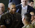 Barack Obama saluda a un soldado en la base area de Bagram...