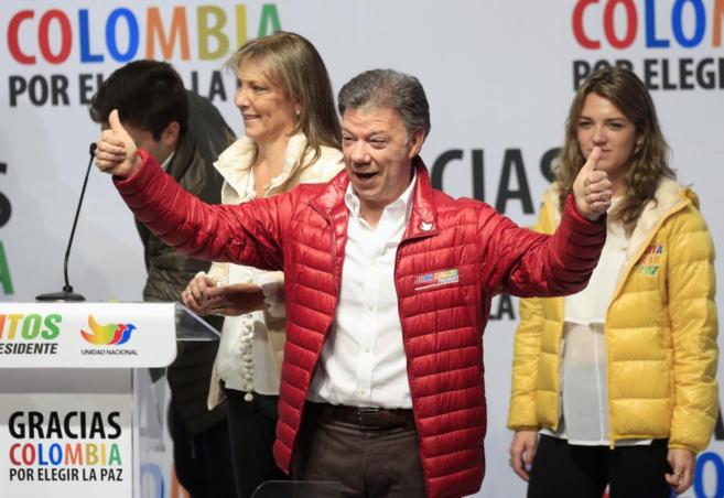 El presidente Juan Manuel Santos, celebra ir a la segunda vuelta de...
