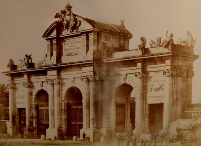 Puerta de Alcal en 1857