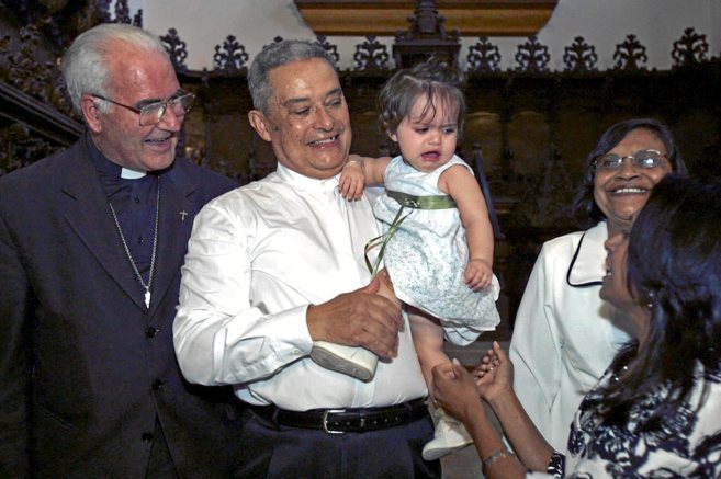 El sacerdote D. Evans, con su nieta en brazos