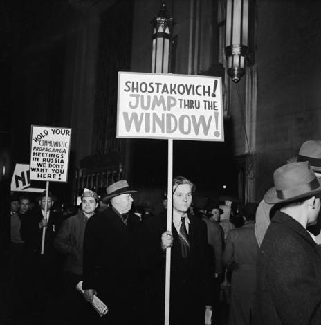 Manifestantes contra Shostakvich en Nueva York, en 1949.