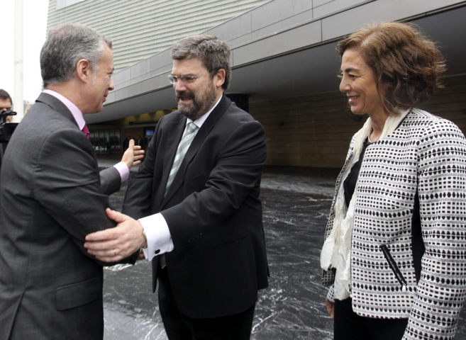 Iigo Urkullu saluda a los consejeros de su gobierno Cristina Uriarte...