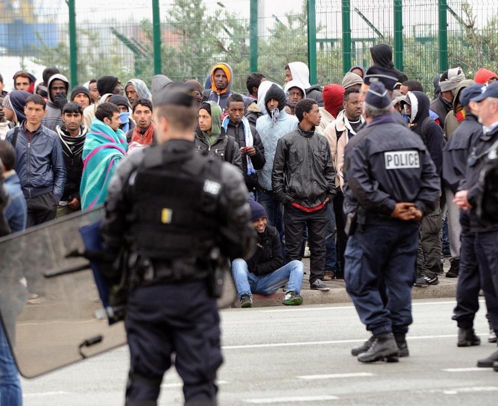 Inmigrantes indocumentados y la polica francesa durante el operativo...