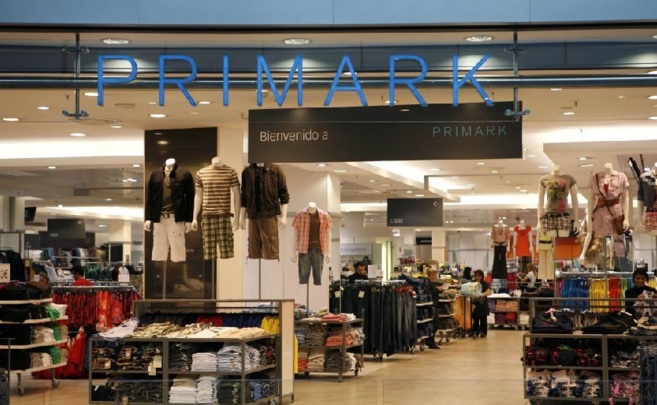 Interior de una tienda Primark en un centro comercial.