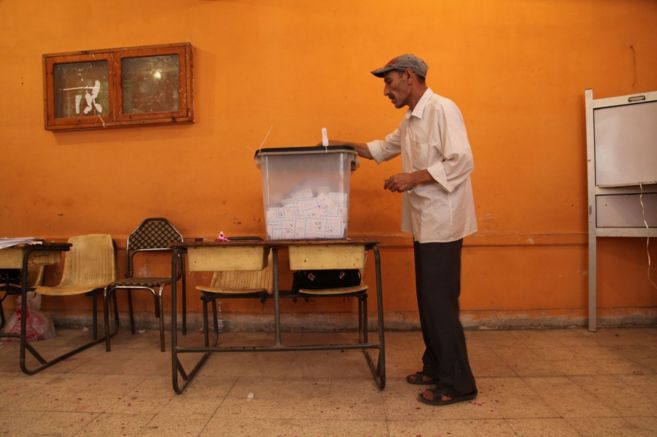 Un hombre vota en el distrito cairota de Shubra.