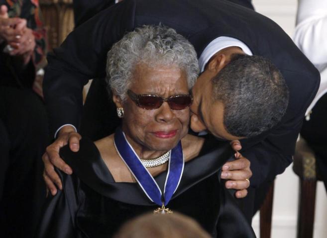 Maya Angelou, al recibir la medalla presidencial.