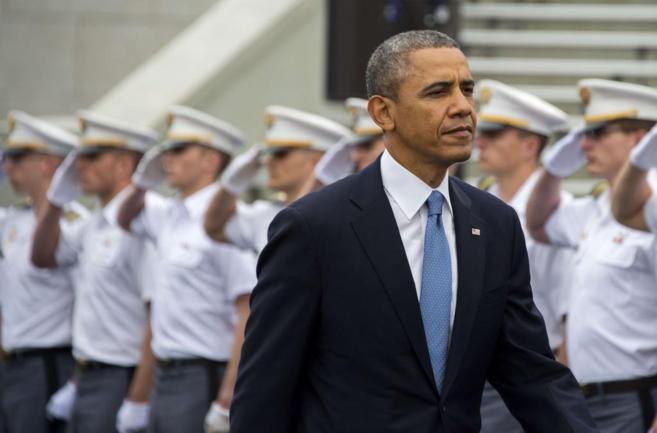 El presidente Barack Obama pasa revista a los cadetes de la academia...