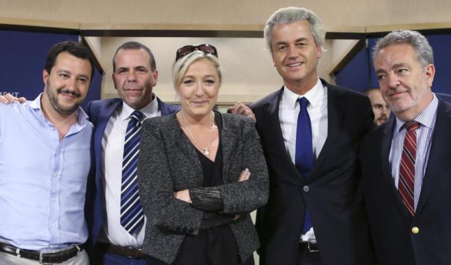 Marine Le Pen (centro), flanqueada por los líderes de cinco partidos...