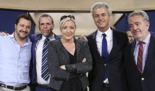 Marine Le Pen, flanqueada por  lderes de  partidos antieuropeos.