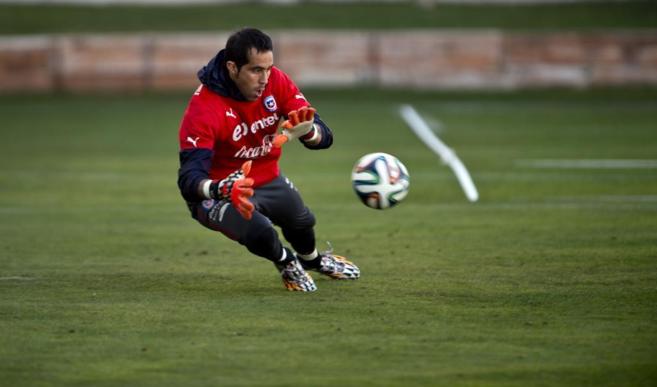 Claudio Bravo durante un entrenamiento con la seleccin de Chile.