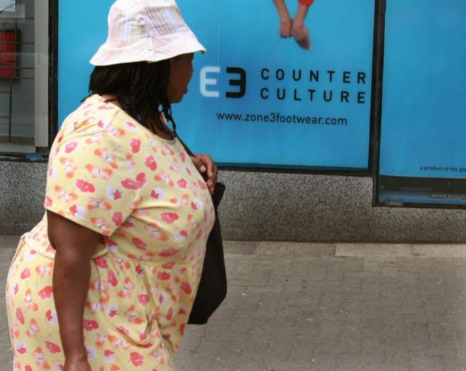 Una mujer con sobrepeso pasea por la ciudad de Johanesburgo, en...