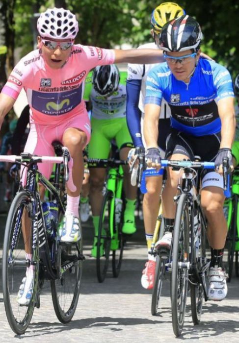 Nairo Quintana y su compatriota Julin Arredondo, en la salida de...