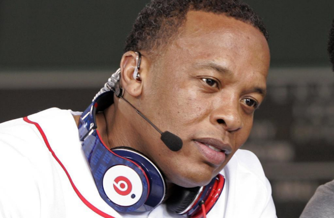 El rapero Dr. Dre, con uno de los auriculares que hasta ahora eran de...