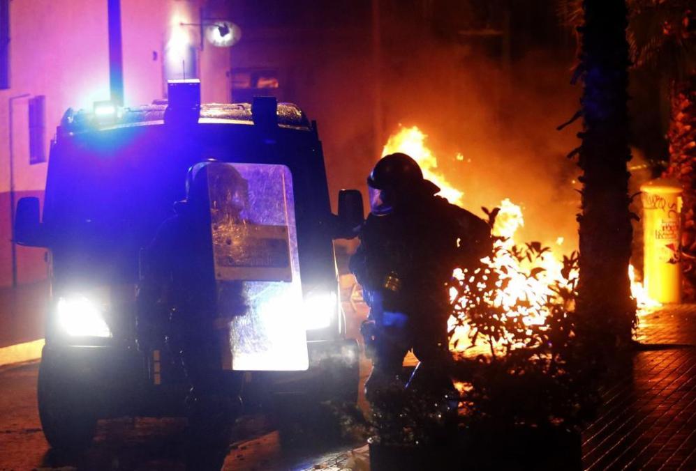 Cargas policiales y quema de contenedores, en el barrio de Sants de...
