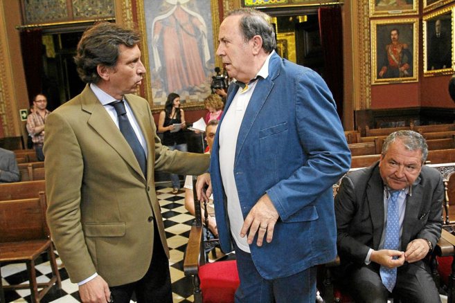 El alcalde Mateo Isern y el presidente de la Junta del PP de Palma,...