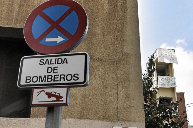 Parque de bomberos de Alicante. Al fondo, pancartas contra el edil...